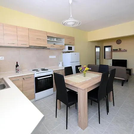 Happy Days Und Studio/penthouse Apartment