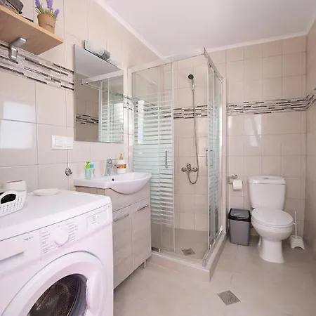 Happy Days Und Studio/penthouse Apartment